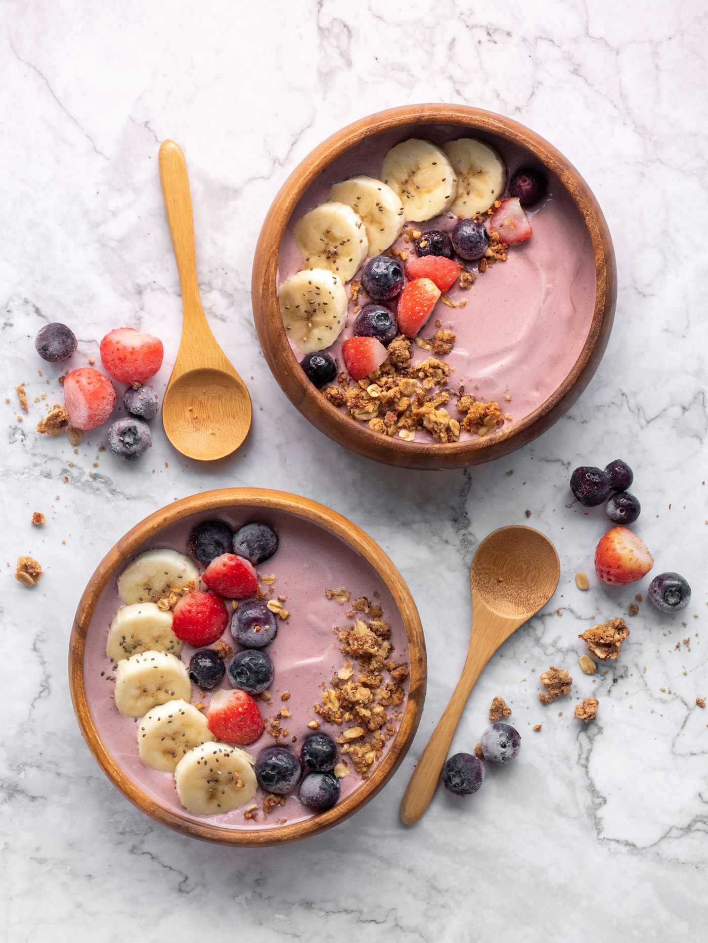 Tigelas de a&ccedil;a&iacute; cremoso com granola e frutas frescas