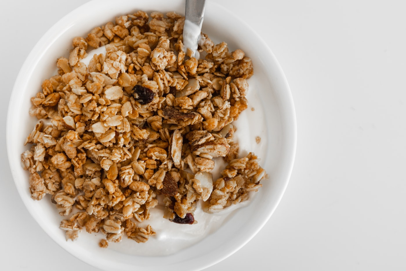 Tigela sendo montada com granola e frutas