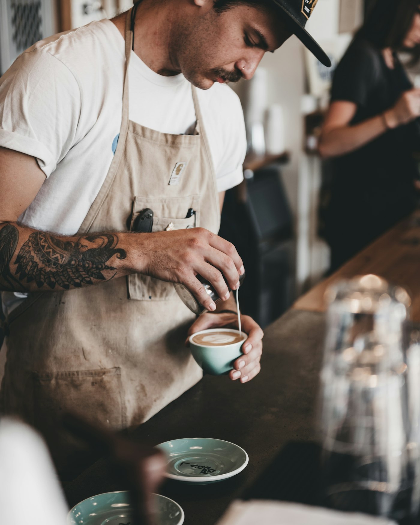 Barista preparando o caf&eacute; na m&aacute;quina