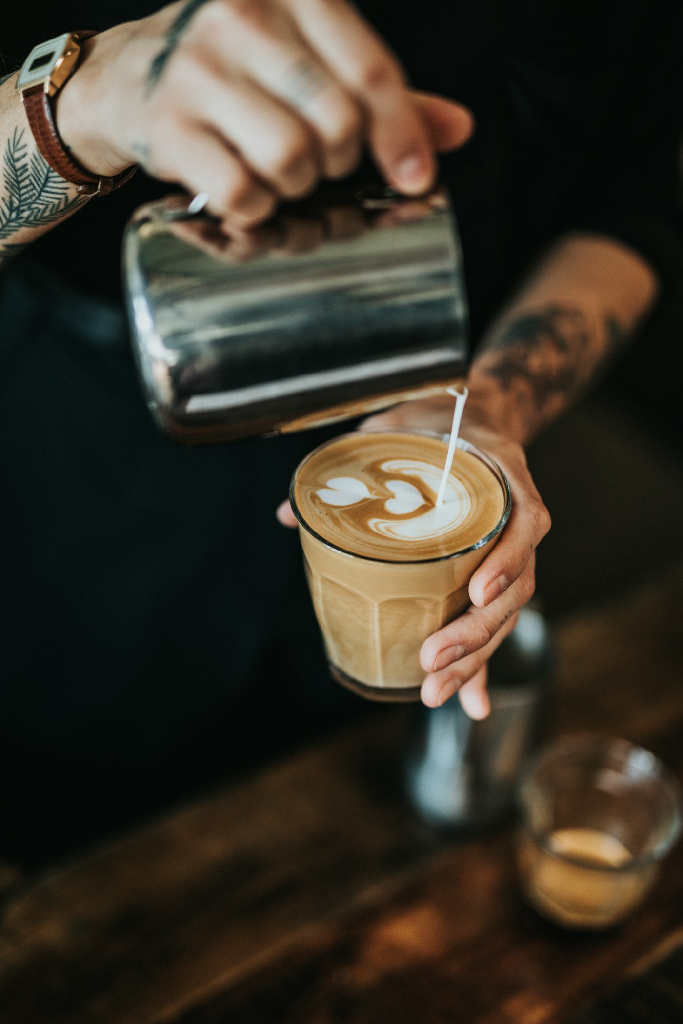 Barista servindo um caf&eacute; no bal&ccedil;&atilde;o da cafeteria
