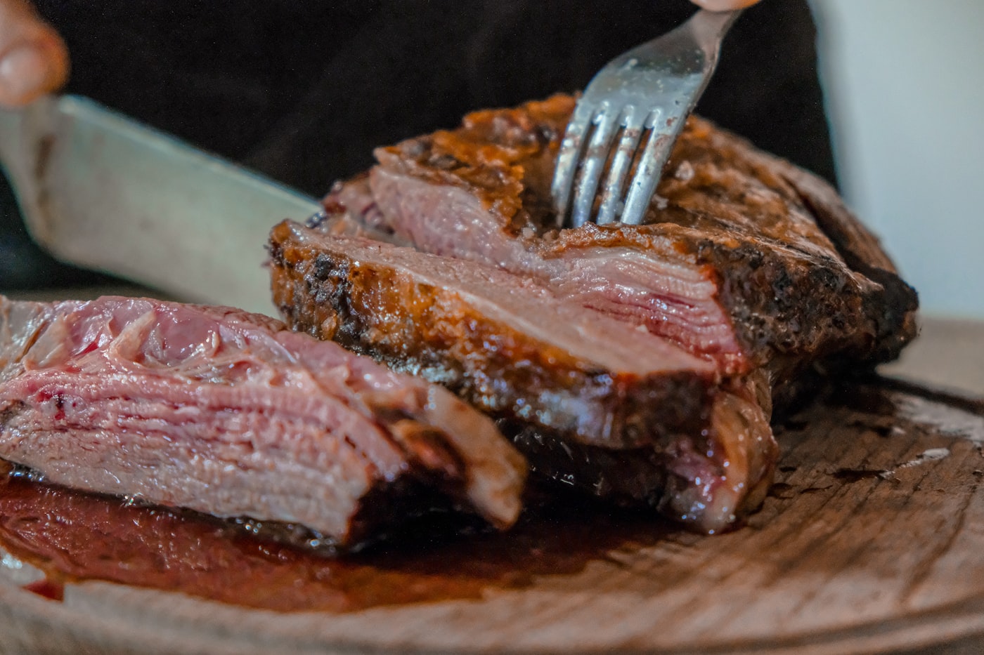 Corte de carne sendo fatiado na t&aacute;bua