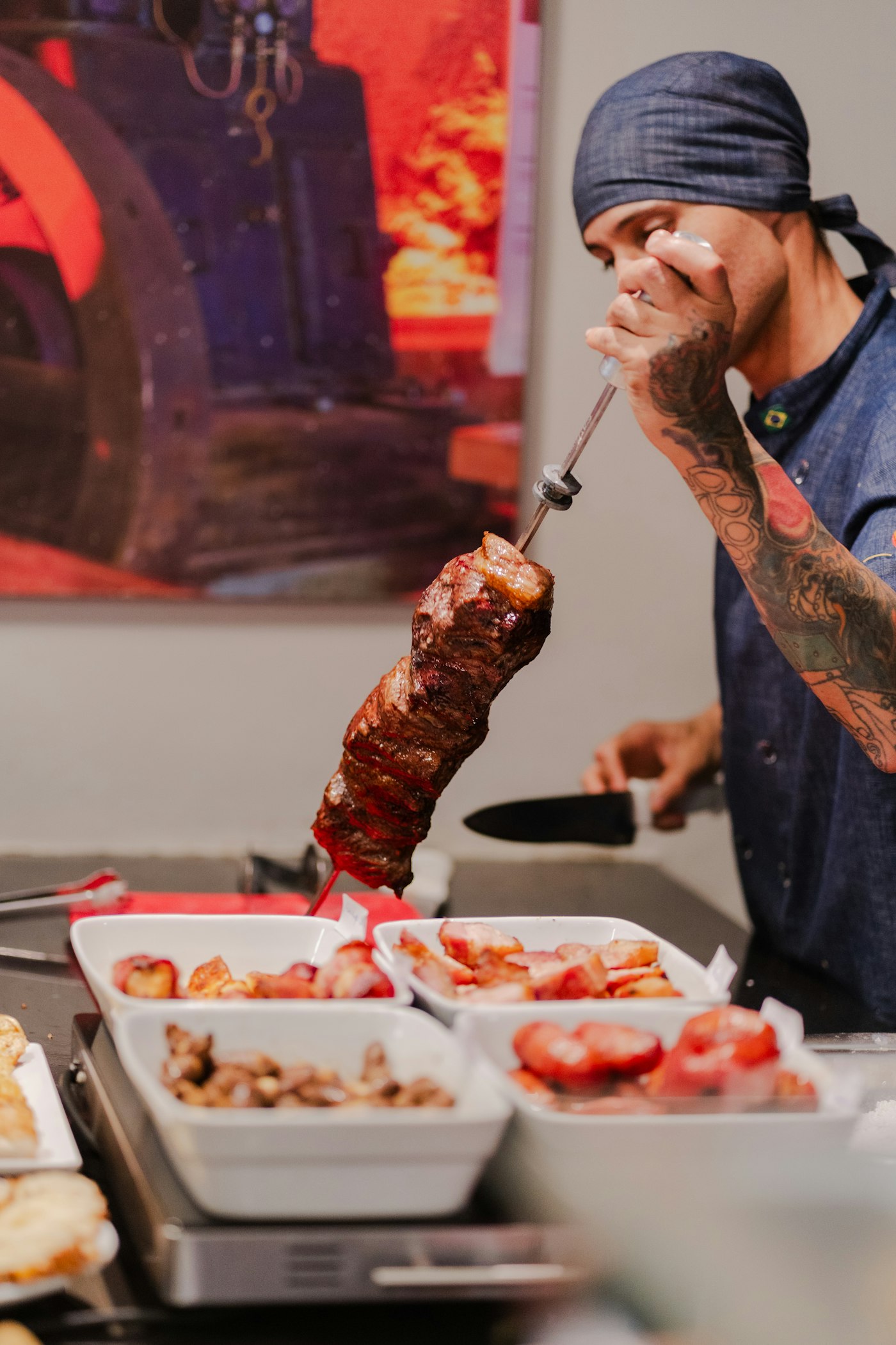 Espeto de carne sendo servido
