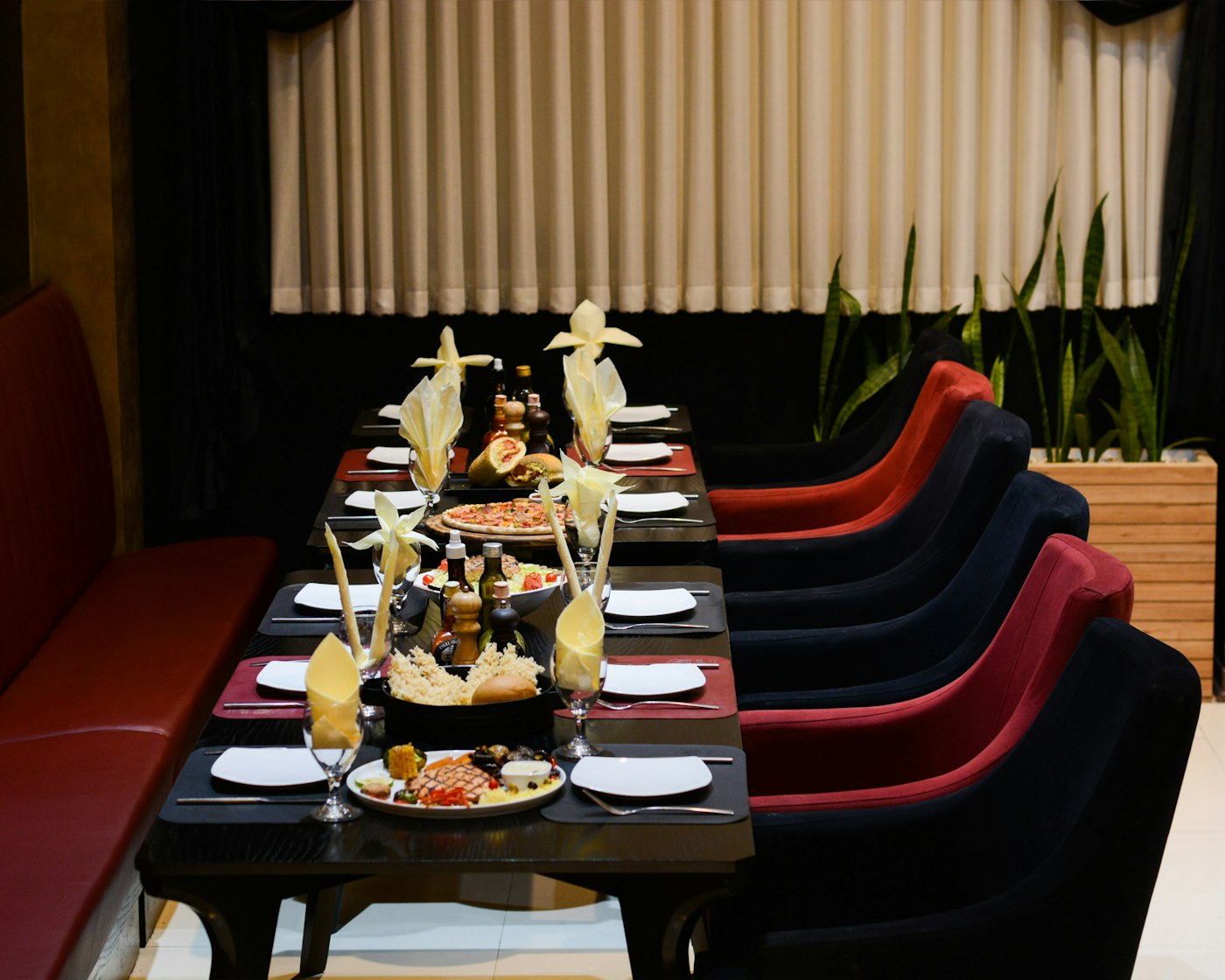 Mesa posta no sal&atilde;o da churrascaria