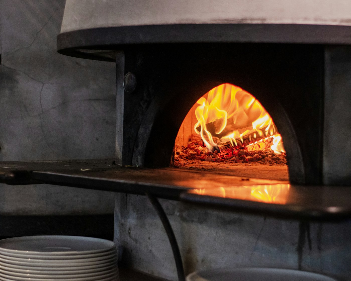 Forno a lenha em opera&ccedil;&atilde;o