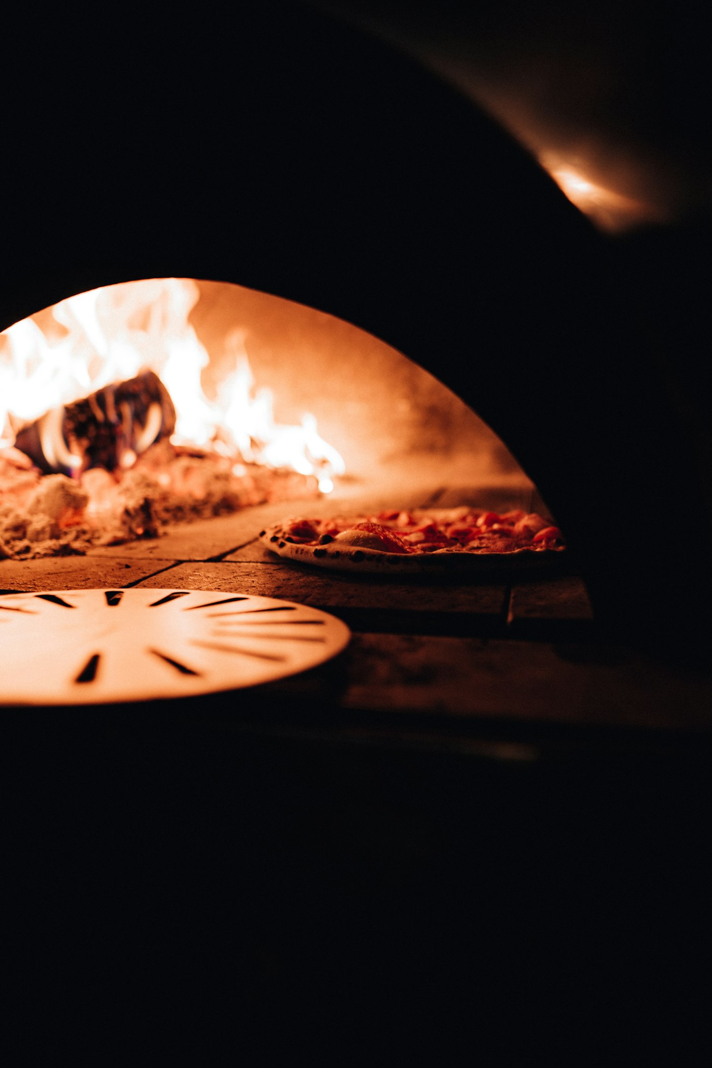 Forno a lenha aceso da Forno di Napoli