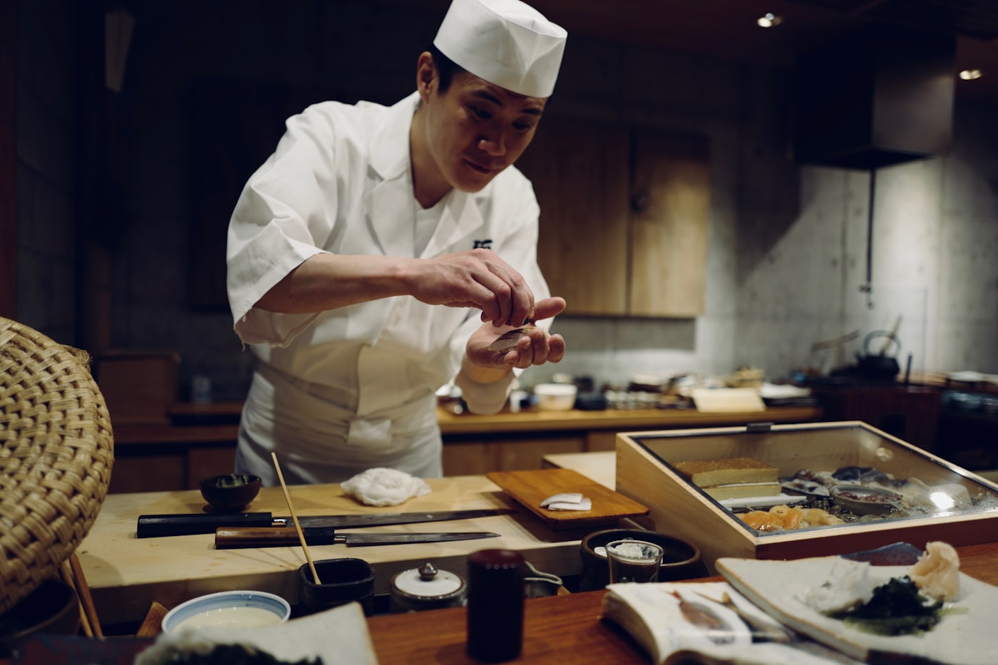 Sushiman montando as pe&ccedil;as no bal&ccedil;&atilde;o