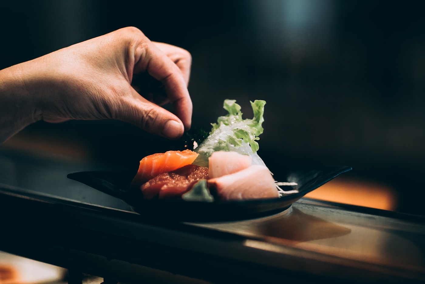 M&atilde;os do sushiman finalizando uma pe&ccedil;a