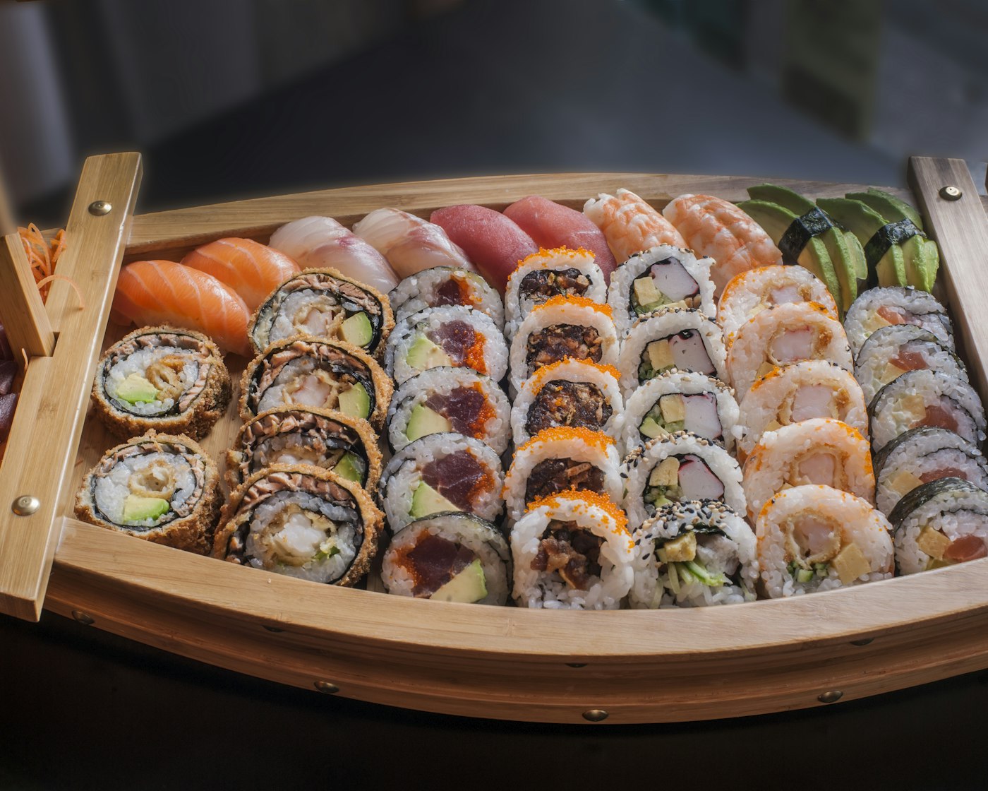 Combinado de sushi montado na t&aacute;bua de madeira